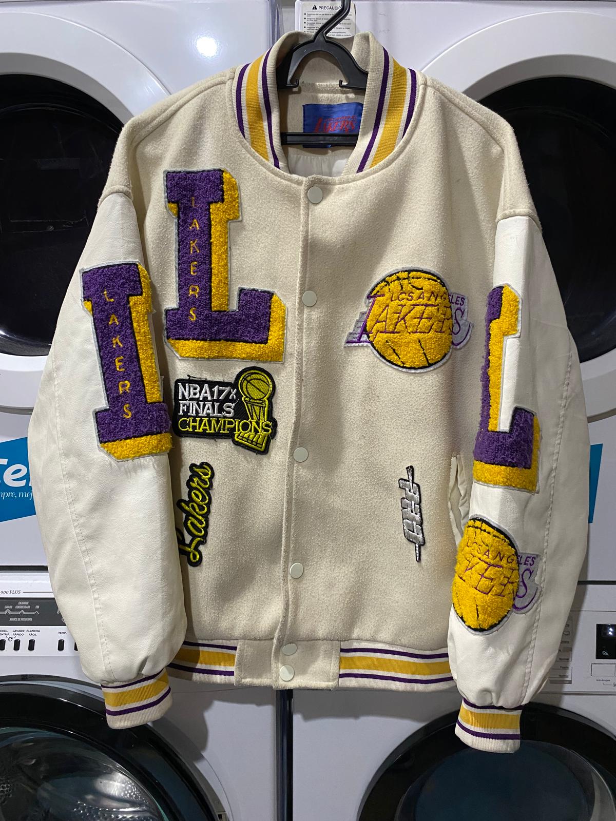 Campera Lakers con manchas, antes del lavado