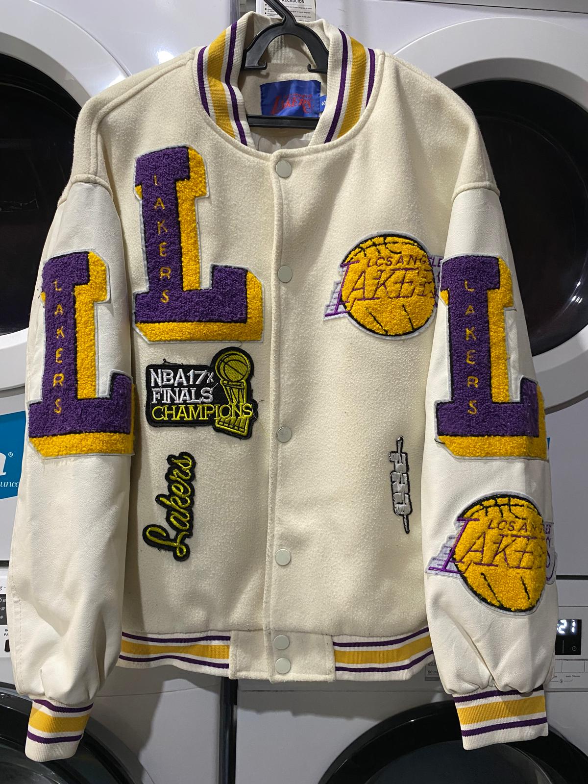 Campera Lakers limpia, después del lavado