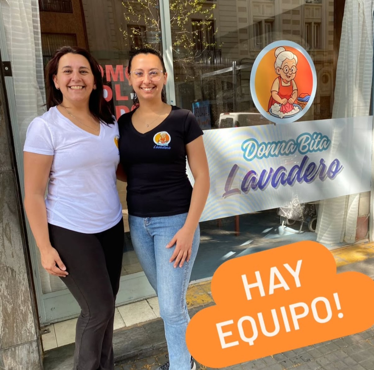 Ana y Ximena, madre e hija, en la puerta del Lavadero Donna Bita