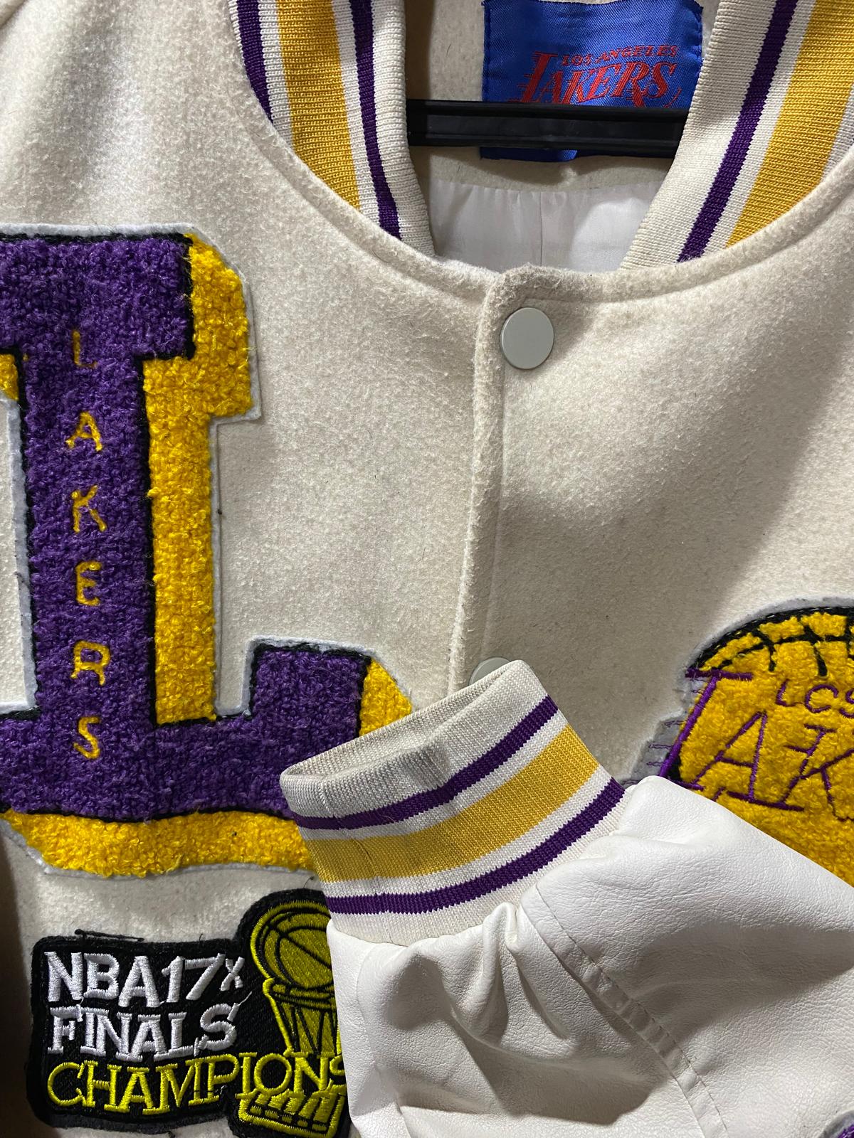 Puño de la campera Lakers percudido, antes del lavado