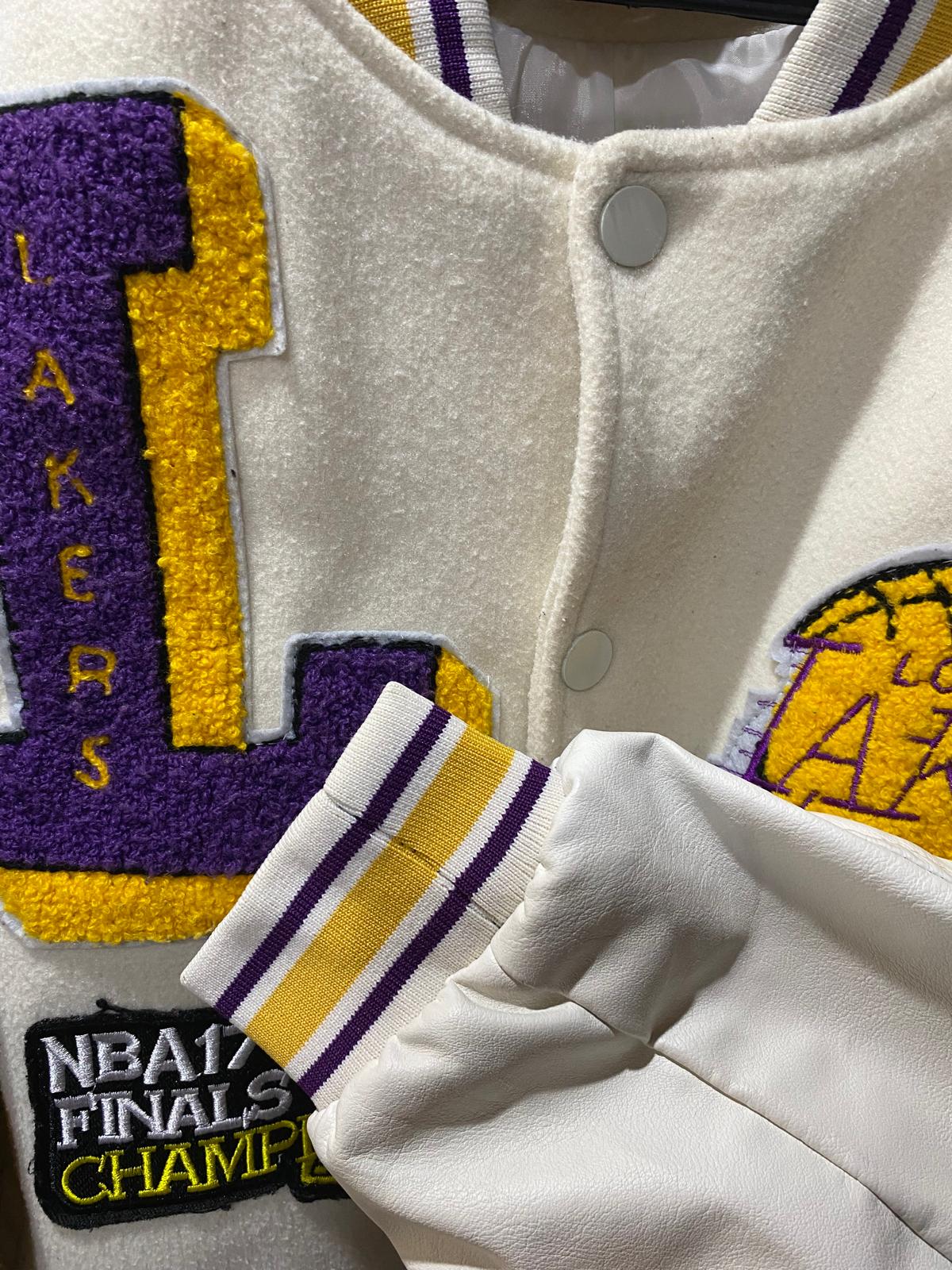 Puño de la campera Lakers limpio, después del lavado